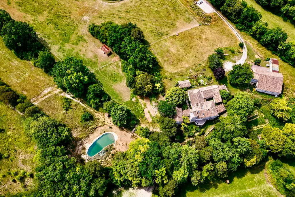 Magnifique ferme rénovée, baignade écologique, grange parquetée pour stages