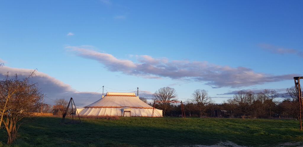 Château de Monthelon, an artists’ residence surrounded by nature, welcomes you for your wellbeing retreats
