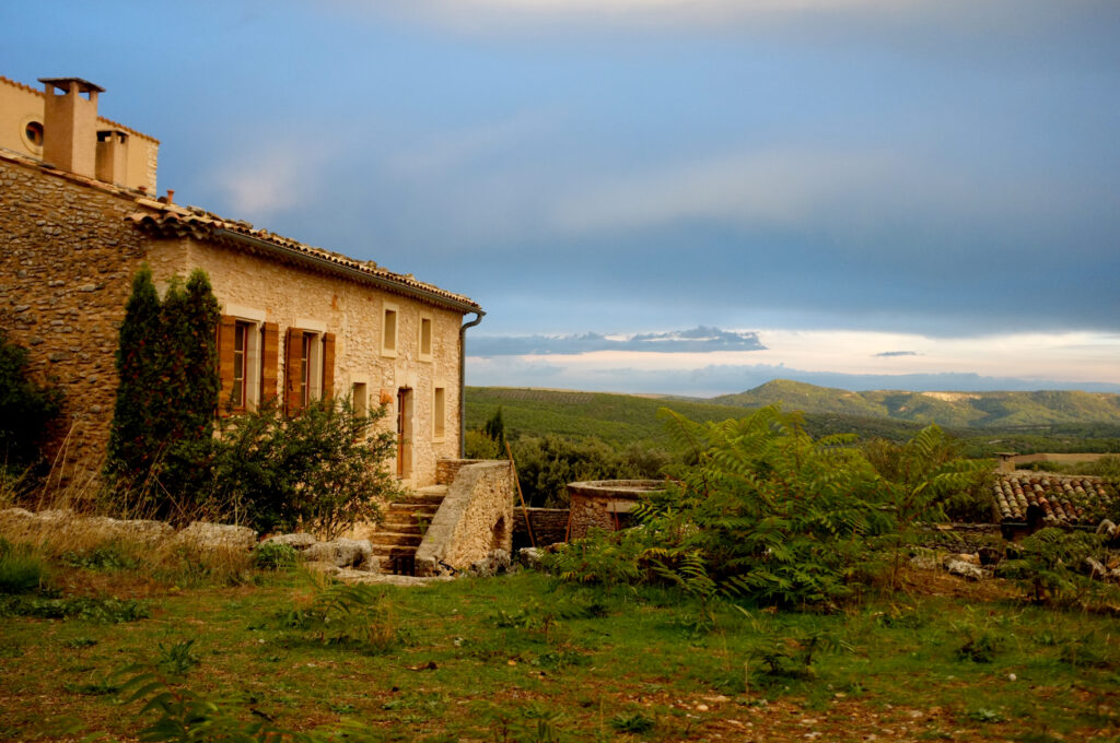 L’Archipel des Coustètes, a beautiful Provençal mas in the Luberon forest